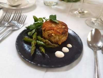 Elegant meal presentation with asparagus and sauce