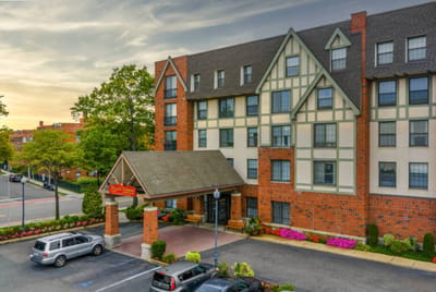 Exterior view of Maple Pointe Senior Living facility