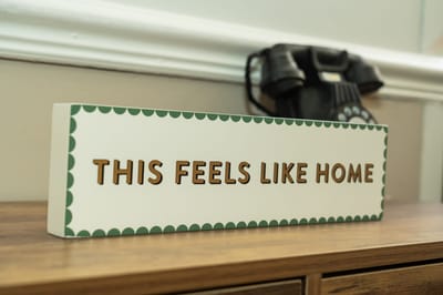 Sign that says 'THIS FEELS LIKE HOME'
