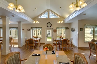 Bright dining area with tables and flowers