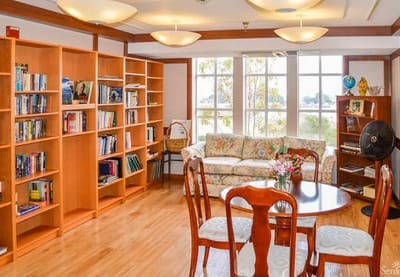 Cozy common area with a bookshelf and seating