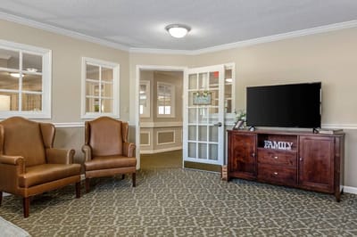 Cozy common area with two armchairs and a TV
