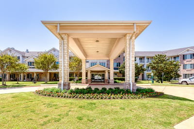 Exterior view of Solstice Senior Living at Grapevine entrance