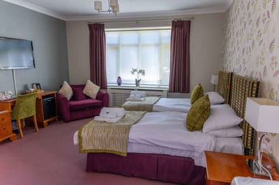 Cozy twin bedroom with comfortable furnishings