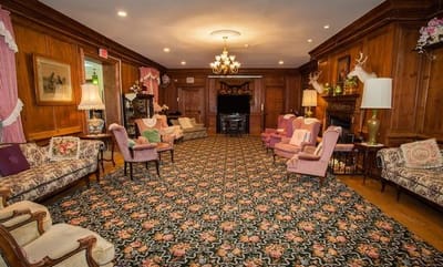 Common area with seating and decorative elements