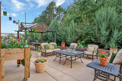 Outdoor seating area with plants and décor