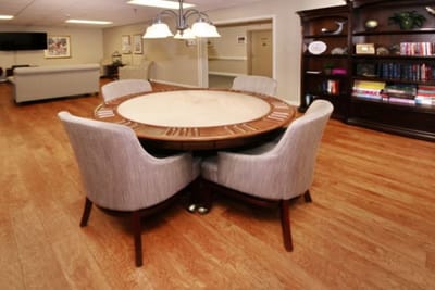 Common area with a table and chairs in the facility