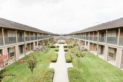 Courtyard view of Valley Resaca Palms Apartments