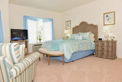 Cozy and well-decorated resident room with amenities