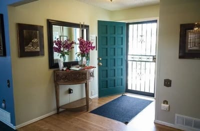 Welcoming entrance area with a decorative table and flowers