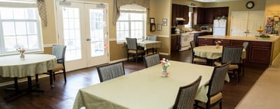 Cozy dining room with tables and flowers