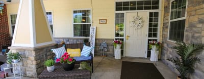 Entrance area with seating and flowers