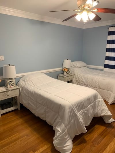 Simple double bedroom with two beds and lamps