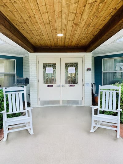 Entrance area with rocking chairs and double doors