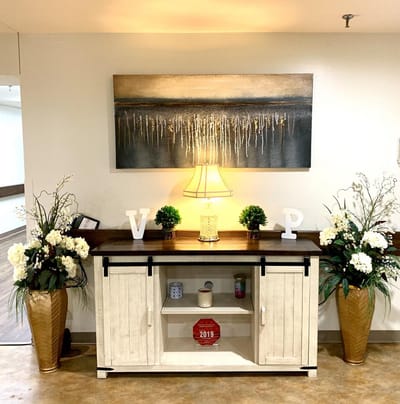 Decorative interior space with flowers and lamp