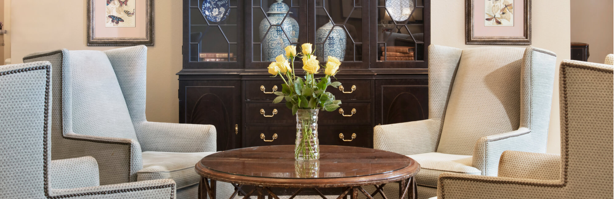Cozy common area with seating and flowers