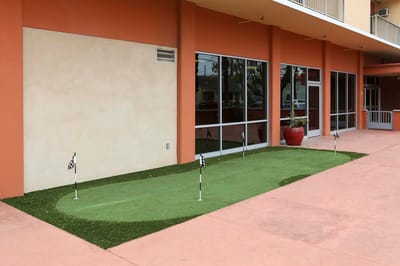 Outdoor putting green area