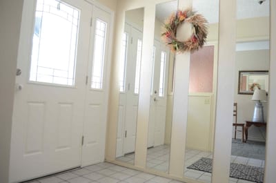 Entryway with mirror and decoration