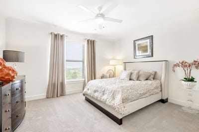 Well-decorated private room with a bed and lamp