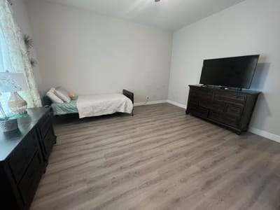A spacious and minimalist resident room.