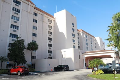 Exterior view of Garden Plaza at Inverrary building