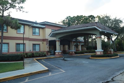 Exterior view of Wickshire Tamarac facility entrance