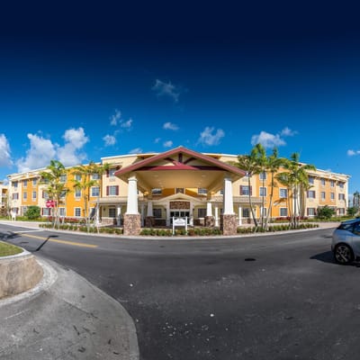 Front entrance view of Oakmonte Village of Davie