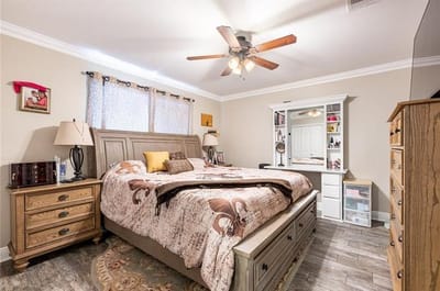 Cozy bedroom with a large bed and light decor