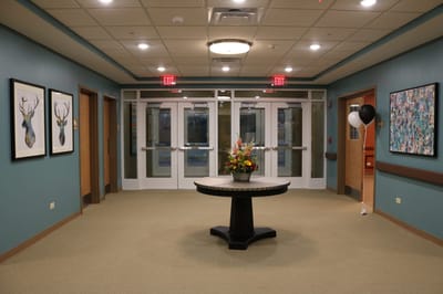 Bright entrance area with decor and seating