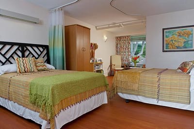 A well-decorated double resident room with beds and decor