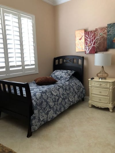 Cozy bedroom with a single bed and decor
