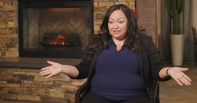 Staff member sharing insights in a cozy lounge