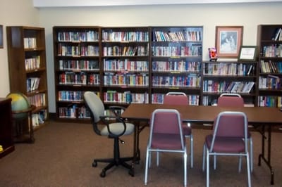 Common area library with bookshelves and seating