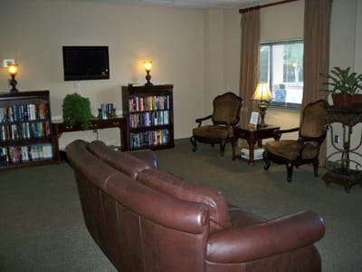 Cozy common area with bookshelves and seating