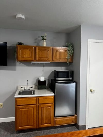 Kitchenette area with cabinets and appliances