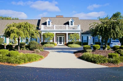 Beautiful exterior view of Abbington of Arlington facility