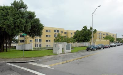 Exterior view of Vivian Villas Apartments building