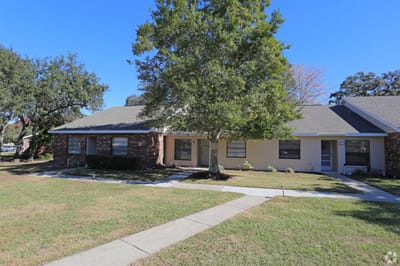 Exterior view of Forest Oaks Villas Apartments