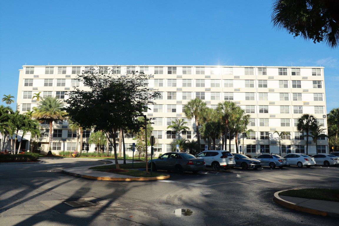 Exterior view of St. Andrews Towers 62+ community