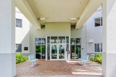 Entrance of Villa Regina with outdoor seating
