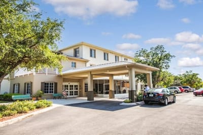 Exterior view of Villa Vincente Apartments building