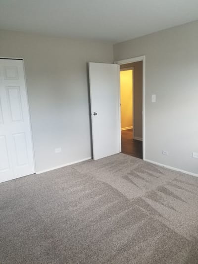 Neutral-colored empty room with a doorway