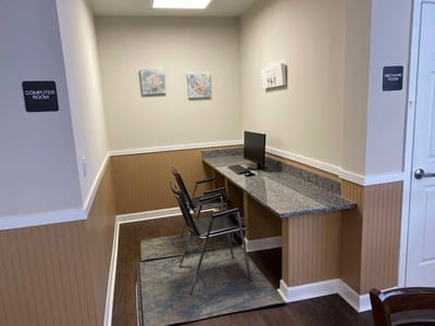 Interior view of a computer room with desks and chairs