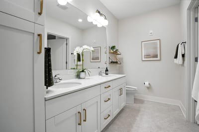 Bright and modern bathroom with elegant decor