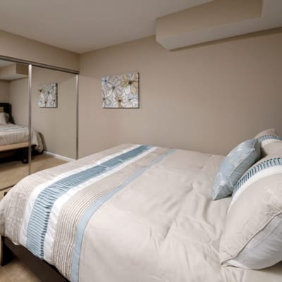 Cozy bedroom with decorative accents and mirrored closet