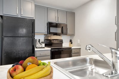 A modern kitchen with fruit on the counter