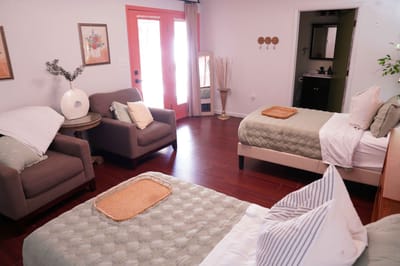 Cozy double room with two beds and seating area