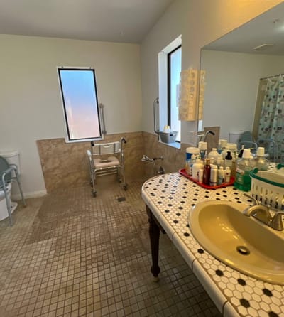Accessible bathroom with support equipment and toiletries.
