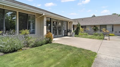 Outdoor view of landscaped patio area at Ashland Post Acute
