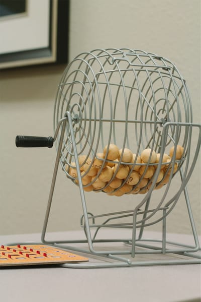 Bingo number selection device with balls